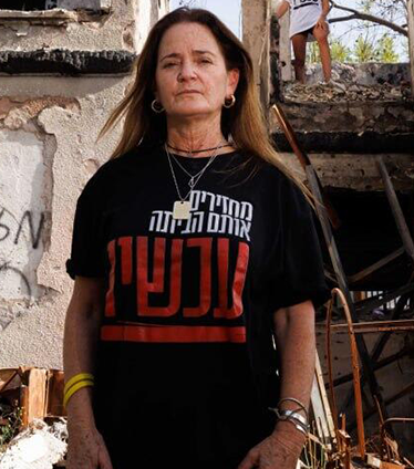 נירה, יובל, אופיר ואורן שרעבי אלמנתו ובנותיו של יוסי שנחטף ונרצח בשבי ואופיר אנגל בן זוגה של יובל שנחטף גם הוא ושוחרר חוזרים אל בארי