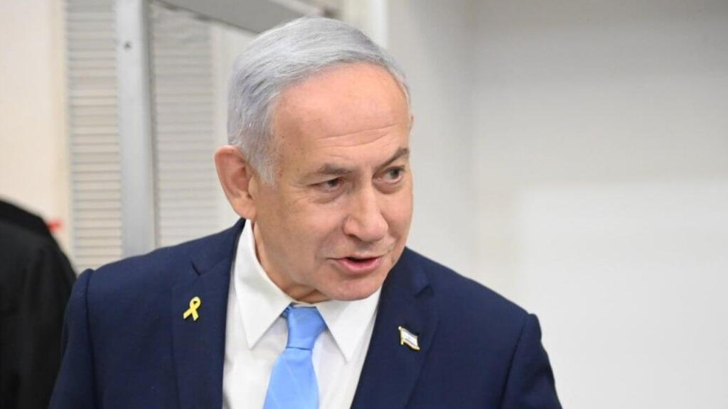 רה"מ בנימין נתניהו נכנס לאולם הדיונים על מנת לתת עדות בתיקי אלפים
