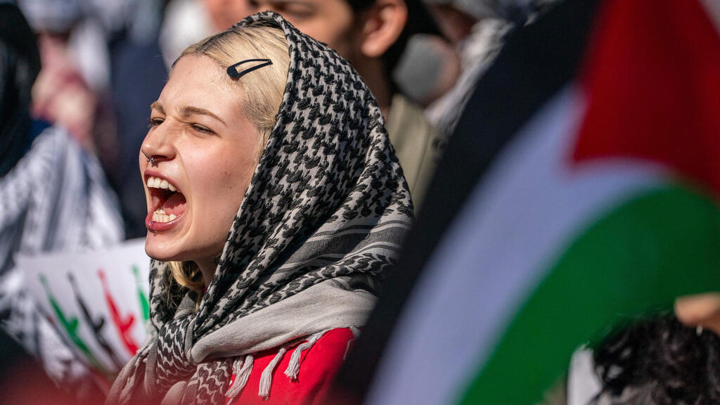 הפגנה פרו-פלסטינית בעד מחמוד חליל מנהיג המחאה ב אוניברסיטת קולומביה ב ניו יורק ארה"ב 11 במרץ