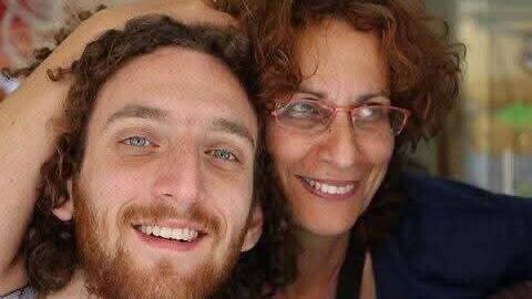אור לנדאו שנעדר מזה שבועיים בתמונה עם אמו נוגה