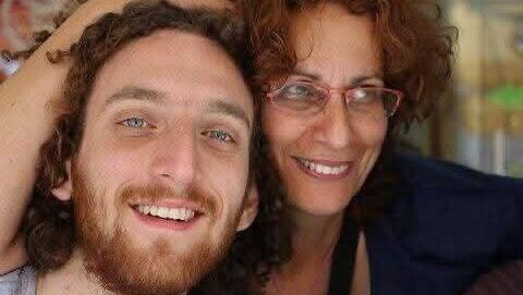 אור לנדאו שנעדר מזה שבועיים בתמונה עם אמו נוגה