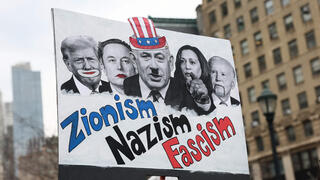 הפגנה פרו-פלסטינית בעד מחמוד חליל מנהיג המחאה ב אוניברסיטת קולומביה מחוץ לבית משפט ב ניו יורק ארה"ב 12 במרץ