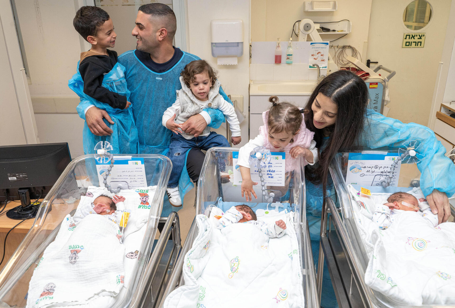 כולנו ביחד .אפרת ,דניאל הילדים והתינוקות 