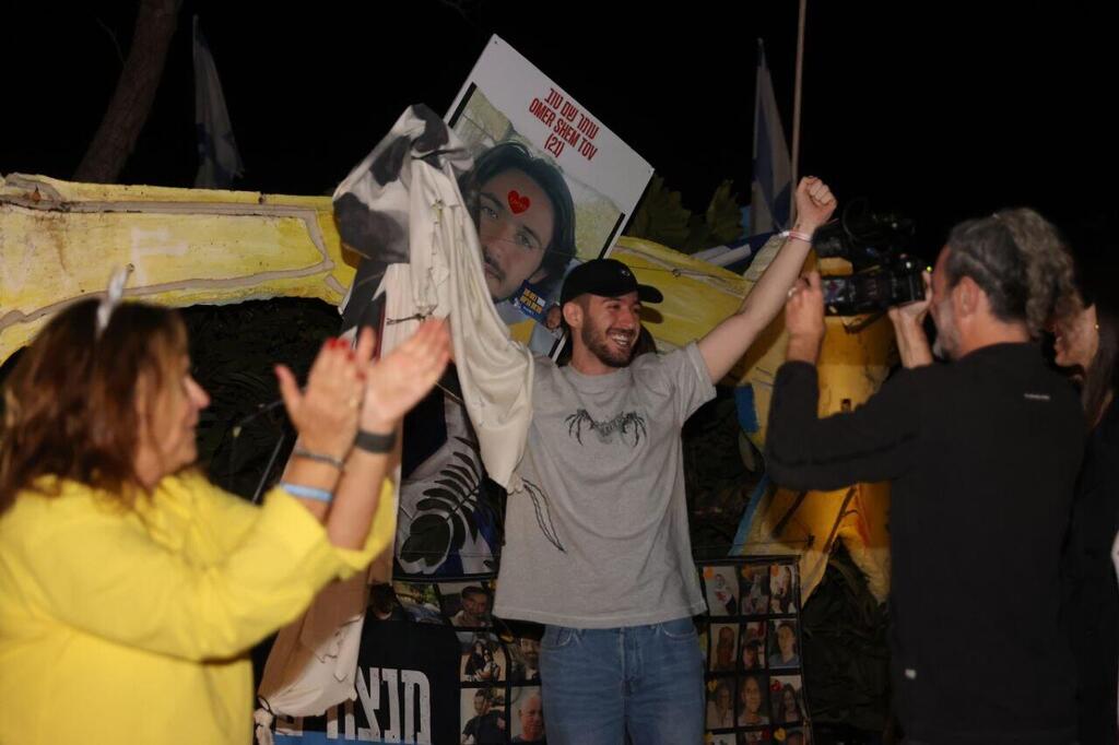Former hostage Omer Shem Tov celebrates with supporters at Hostages Square in Tel Aviv (Photo: Moti Kimchi) אירוע הורדת השלט בכיכר הרוקדים למען חזרתם של מיה ואיתי רגב לאחר ששוחררו משבי החמאס