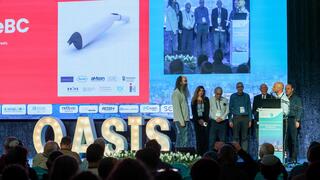 קבלת הפרס והתעודה על ידי חברי ועדת הבחירה 