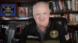 דניאל דייוויס אנטי-ישראלי שכמעט מונה לתפקיד המתדרך המודיעיני של נשיא ארה"ב טראמפ