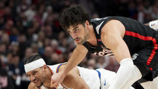 אבדיה נאבק בג'וש הארט על הכדור