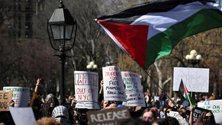 הפגנה פרו-פלסטינית בעד מחמוד חליל מנהיג המחאה ב אוניברסיטת קולומביה ב ניו יורק ארה"ב 11 במרץ