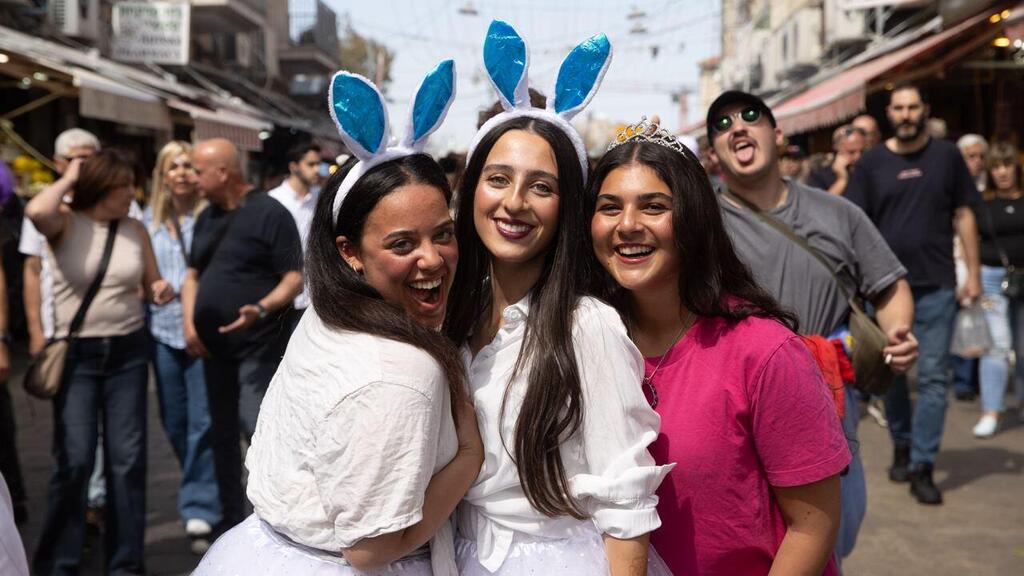 Jerusalem citizens celebrate Purim (Photo: Alex Kolomoisky) תושבי ירושלים מחופשים חוגגים את חג הפורים