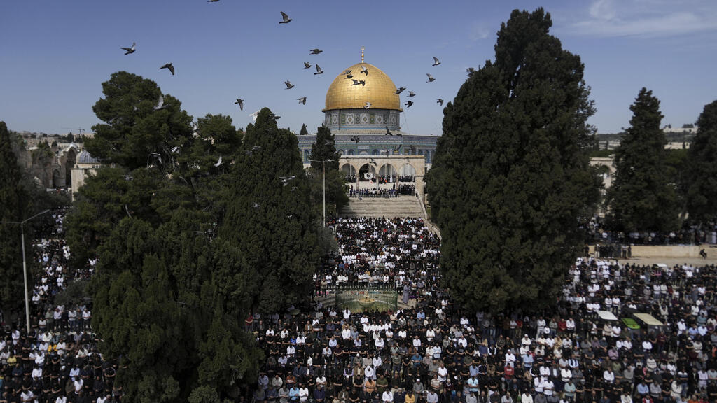80 אלף מתפללים במסגד אל-אקצא בתפילת יום שישי השני של חודש רמדאן