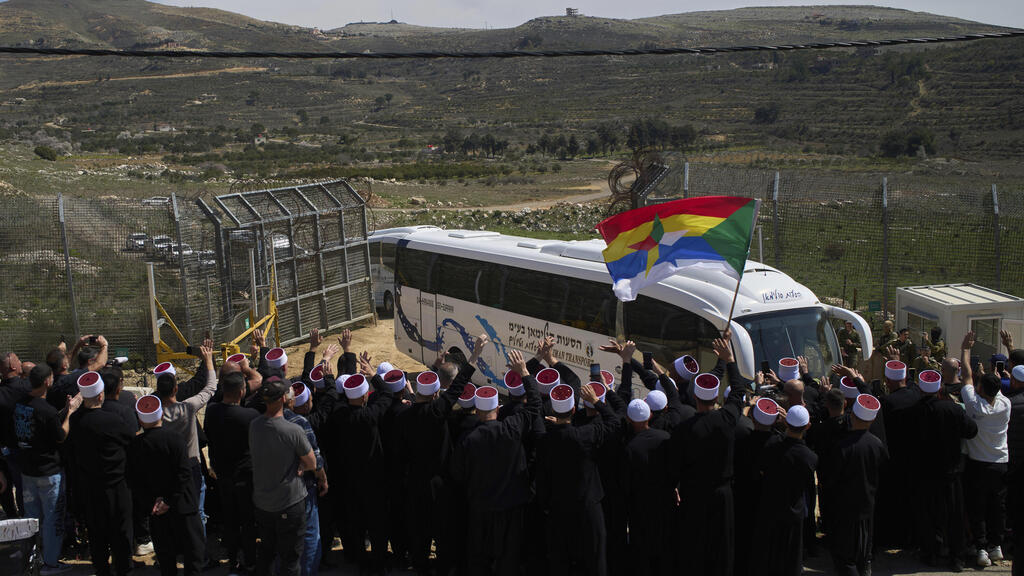 האוטובוסים הישראלים נכנסו  לסוריה כדי לאסוף מעל 100 אנשי דת דרוזים לתחילת הביקור בקבר הנביא שועייב
