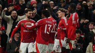 שחקני מנצ'סטר יונייטד חוגגים עם ברונו פרננדש