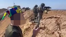 חיילי צה"ל יורים לכיוון רצועת עזה בזמן קריאת השם ״המן״ במגילה