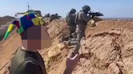 חיילי צה"ל יורים לכיוון רצועת עזה בזמן קריאת השם ״המן״ במגילה