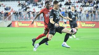 אונדז'יי באצ'ו שומר על הכדור