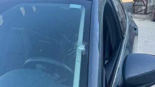 במושב אביבים שבגבול לבנון: שמשת רכב נפגעה ככל הנראה מקליע