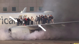 נוסעים מחולצים ממטוס אמריקן איירליינס שעולה באש