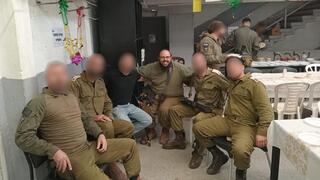 הרב עדיאל גץ ולוחמים בגדוד