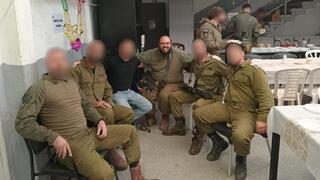 הרב עדיאל גץ ולוחמים בגדוד