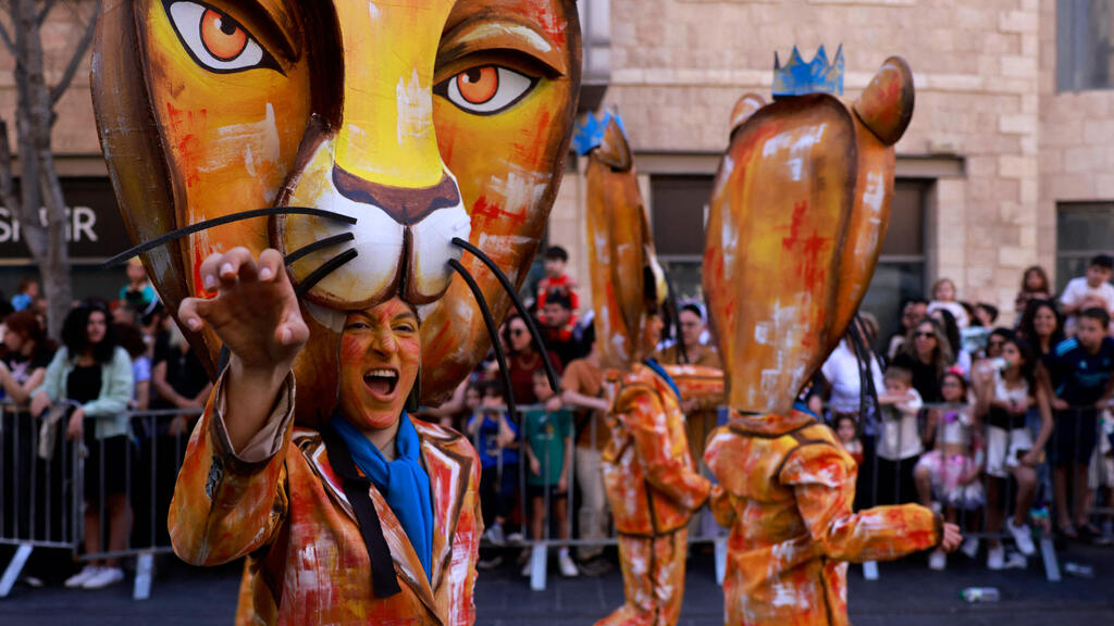 A Purim parade, known as Adloyada, in Jerusalem (Photo: Menahem Kahana / AFP) העדלאידע בירושלים