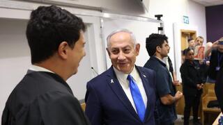 רה"מ בנימין נתניהו נכנס לאולם הדיונים על מנת לתת את עדותו בתיקי אלפים