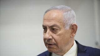 רה"מ בנימין נתניהו נכנס לאולם הדיונים על מנת לתת את עדותו בתיקי אלפים