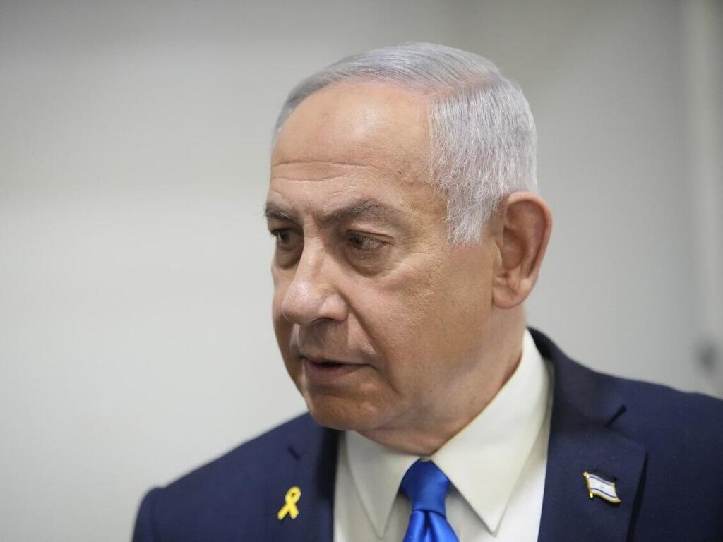 רה"מ בנימין נתניהו נכנס לאולם הדיונים על מנת לתת את עדותו בתיקי אלפים