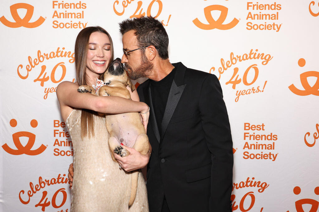 עם הילד הפרוותי (צילום: Jamie McCarthy/Getty Images for Best Friends Animal Society) ג'סטין ת'רו ניקול בריידון