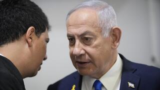 רה"מ בנימין נתניהו נכנס לאולם הדיונים על מנת לתת את עדותו בתיקי אלפים