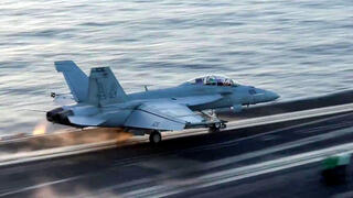 ארה"ב מטוס קרב ממריא מ נושאת מטוסים ב הים האדום מבצע תקיפות ב תימן נגד ה חות'ים