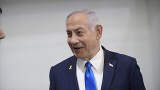 רה"מ בנימין נתניהו נכנס לאולם הדיונים על מנת לתת את עדותו בתיקי אלפים