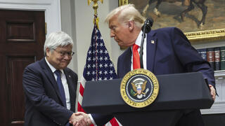 טראמפ לצד מנכ"ל TSMC צ'ונג צ'ינג וויי בהודעה על ההשקעה