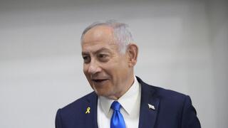 רה"מ בנימין נתניהו נכנס לאולם הדיונים על מנת לתת את עדותו בתיקי אלפים