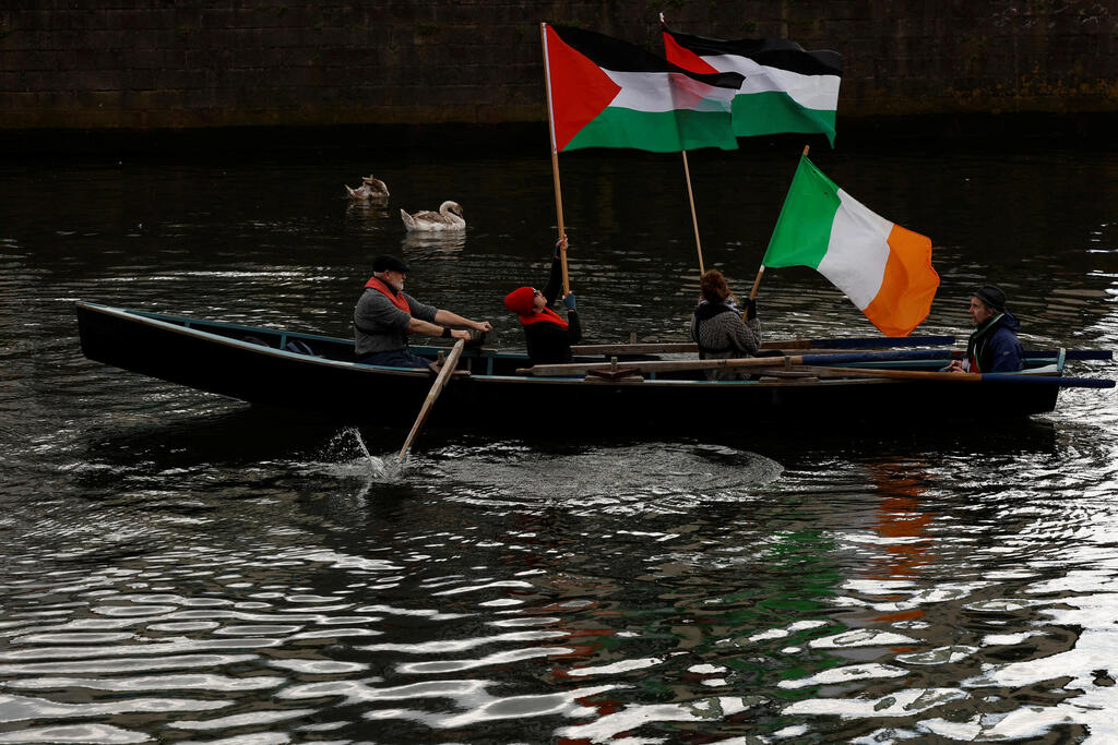 St. Patrick's Day turns to a pro-Palestinian demonstration in Ireland (Photo: REUTERS/Clodagh Kilcoyne) אירלנד יום פטריק הקדוש דבלין מפגינים למען פלסטינים דגלי פלסטין