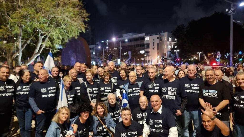 האלופים והמפכ״לים מההפגנה של חומת מגן לדמוקרטיה