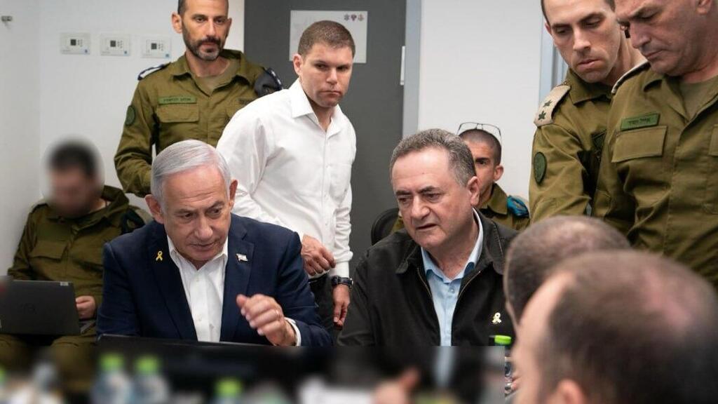 Prime MInister Benjamin Netanyahu and Defense Minister Israel Katz (Photo: Ariel Harmoni, Ministry of Defense) שר הביטחון ישראל כ"ץ בהערכת מצב עם ראש הממשלה בנימין נתניהו, הרמטכ"ל, רב-אלוף אייל זמיר, וראשי זרועות הביטחון בבור בקריה