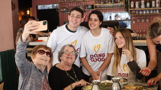 שורדות ושורדי שואה מעמותת "עמך" בארוחת צהריים עם בני נוער בראשון לציון