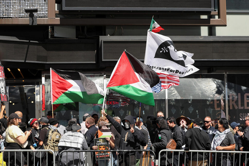 הפגנות פרו פלסטיניות לצד הטקס לכבוד גל גדות