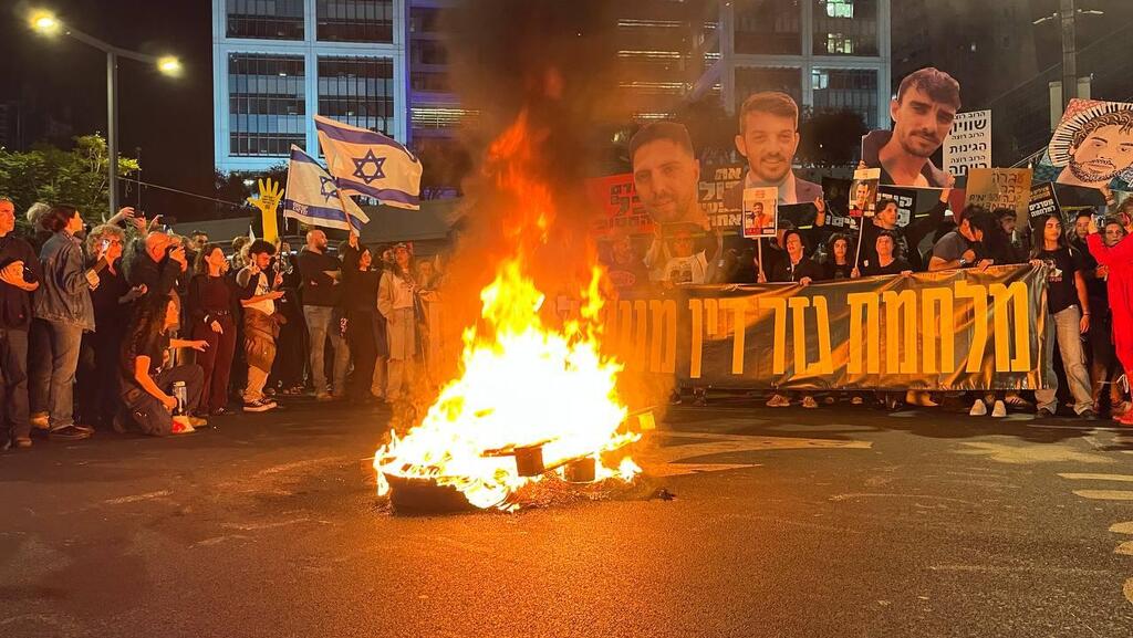 מפגינים בבגין נגד החזרה ללחימה בעזה וסיום הפסקת האש