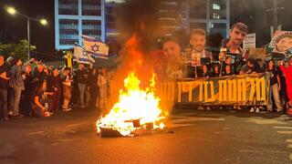 מפגינים בבגין נגד החזרה ללחימה בעזה וסיום הפסקת האש