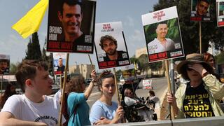 הורגים את החטופים: משפחות החטופים עולות להפגין בירושלים