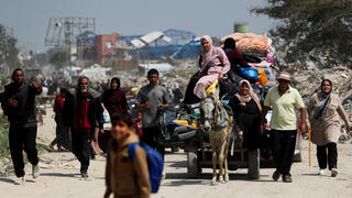 פלסטינים מתפנים מבתיהם בצפון רצועת עזה, בצל החזרה ללחימה וסיום הפסקת האש