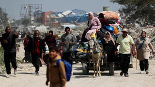 פלסטינים מתפנים מבתיהם בצפון רצועת עזה, בצל החזרה ללחימה וסיום הפסקת האש