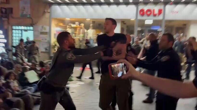 אלימות שוטרים כלפי מפגינים להפסקת המלחמה בירושלים