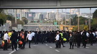 הפגנת חרדים כנגד חוק הגיוס בכביש 4 בצומת קוקה קולה
