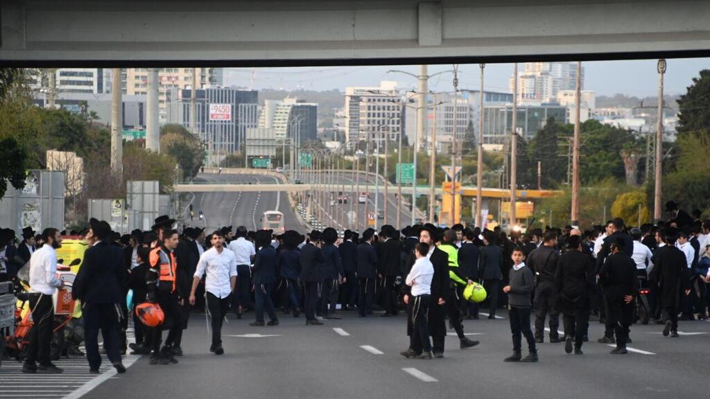הפגנת חרדים כנגד חוק הגיוס בכביש 4 בצומת קוקה קולה