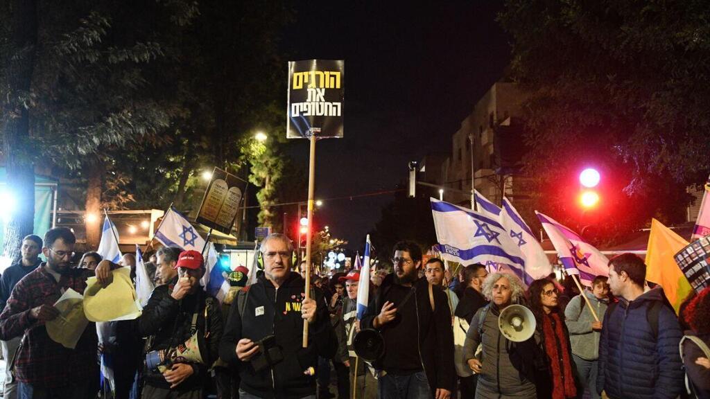 מחאה הפגנה ברחוב עזה מול מעון רה"מ בעקבות החזרה ללחימה בעזה ופיטורי ראש השב"כ