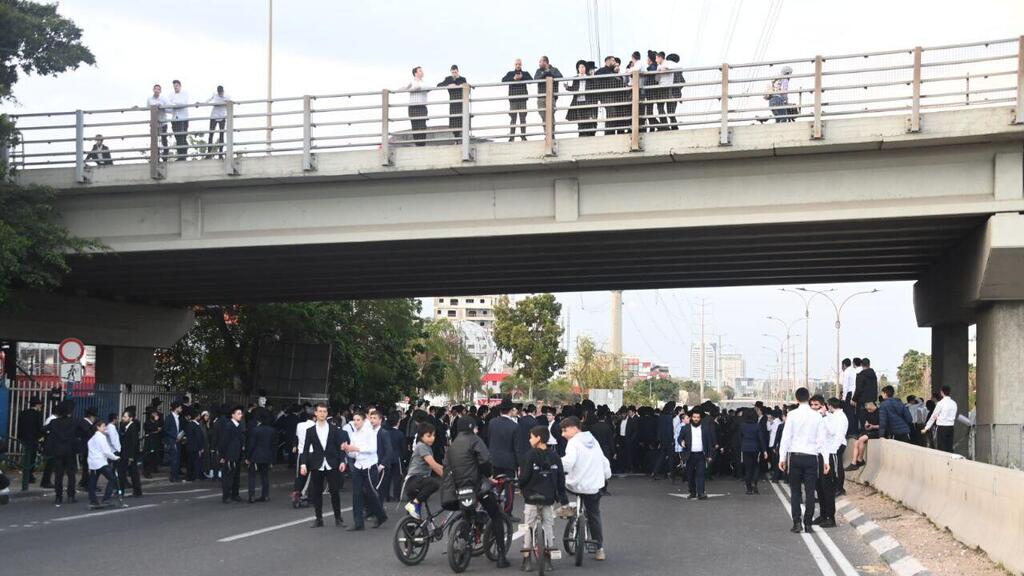 הפגנת חרדים כנגד חוק הגיוס בכביש 4 בצומת קוקה קולה
