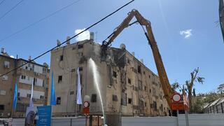 הריסת מבנים ישנים בפרויקט פינוי בינוי בבת ים של חברת קרסו