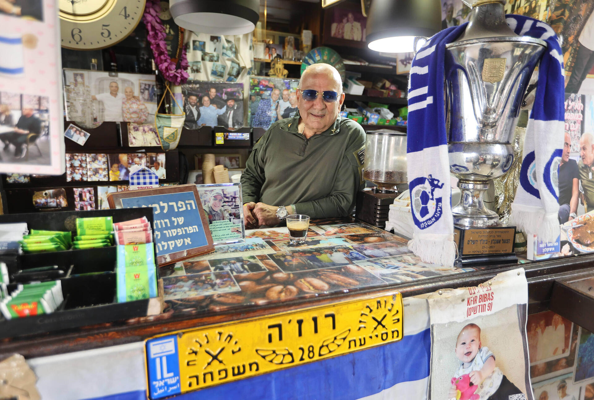 רוז'ה מקפה רוז'ה המפורסם באשקלון. אנשים פותחים אצלו את הבוקר לקפה ושיחות על המצב, גם בזמן המלחמה 